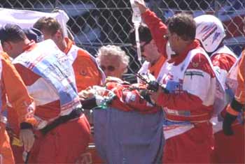 Эвакуация Михаэля после аварии в Сильверстоуне 1999